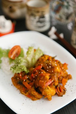 Kızarmış tavuk sebze karışımı