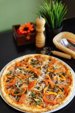 Peynirli pizza jambon ve otlar ile