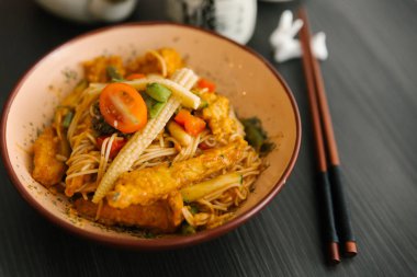 Mısır ve kızarmış tavuk ile Asya erişte