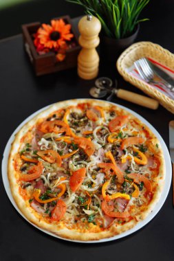 Peynirli pizza jambon ve otlar ile