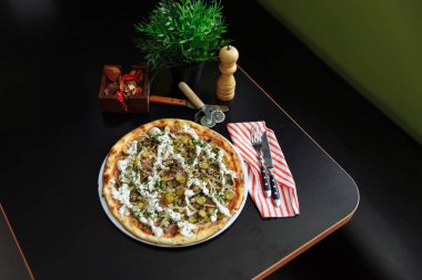 Peynirli pizza jambon ve otlar ile