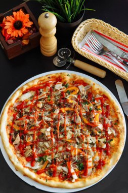 Tavuk ve ketçap peynirli pizza