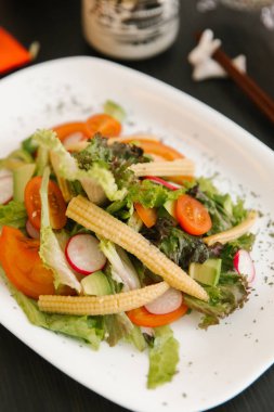 Beyaz tabakta sebze karışımı