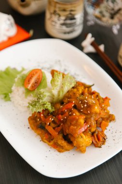 Kızarmış tavuk sebze karışımı