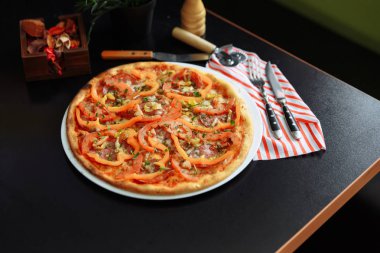 Peynirli pizza salam, domates ve biber ile