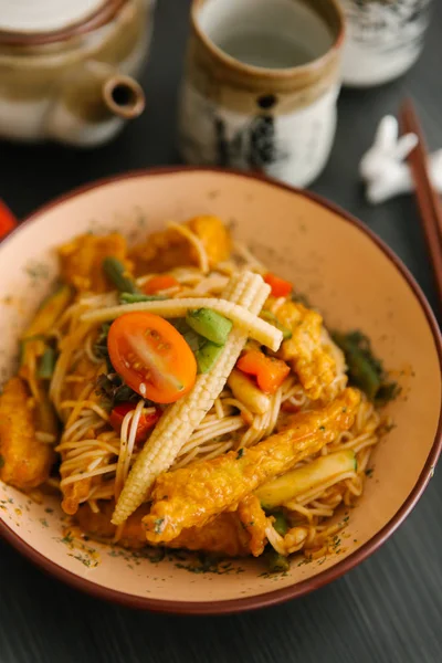 Tagliatelle asiatiche con mais e pollo fritto — Foto Stock