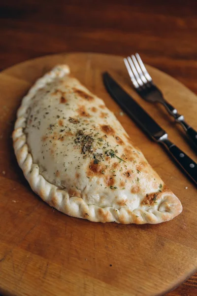 Empanada chilena recheada com presunto e queijo — Fotografia de Stock