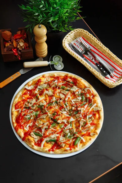 Pizza de queijo com frango e cebola — Fotografia de Stock