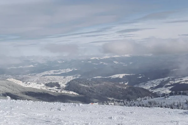 Snö utjämnade alpina berg — Stockfoto