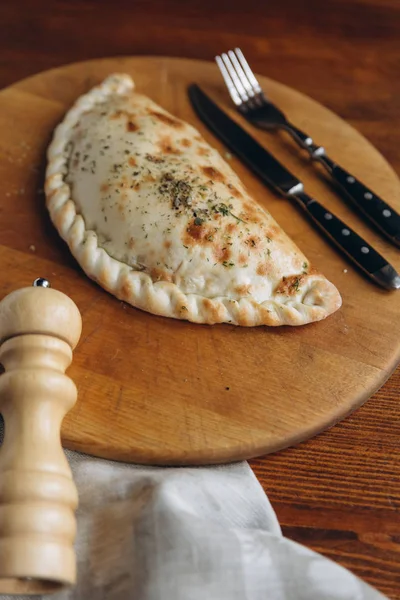 Empanada chilena recheada com presunto e queijo — Fotografia de Stock