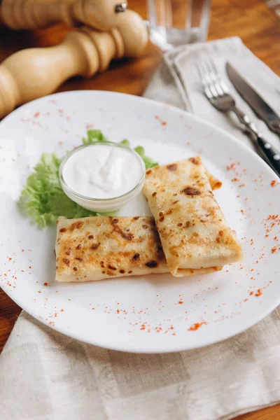 Tunn pan kakor fyllda med kött — Stockfoto