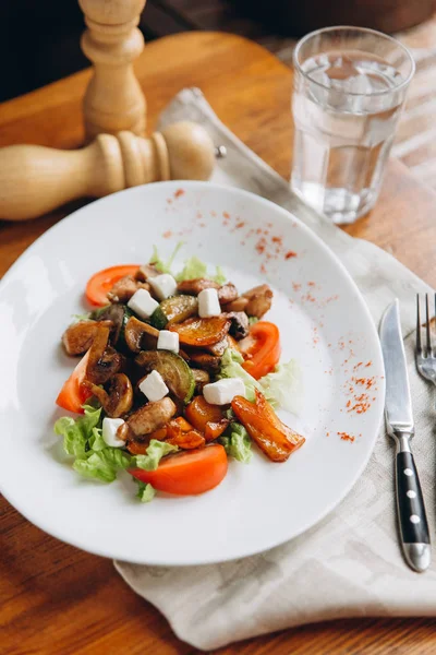 Овощной салат с сыром фета и говядиной — стоковое фото