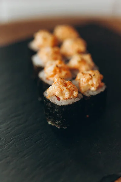 Maki sushi rolls with fried salmon — Stock Photo, Image