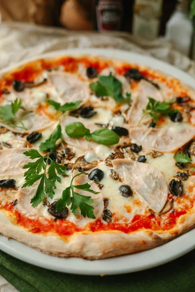 Піца з шинкою та оливками — стокове фото