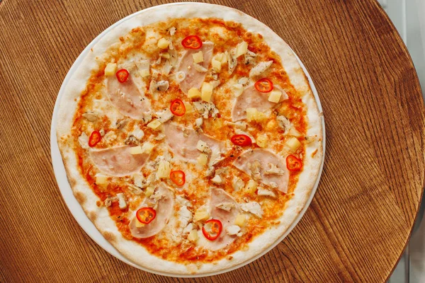 Пицца с перцем и ветчиной — стоковое фото