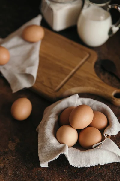 Rohe Eier im Korb mit Stoff — Stockfoto