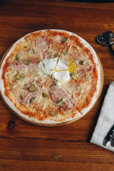 Pizza con pepinillos y jamón — Foto de Stock