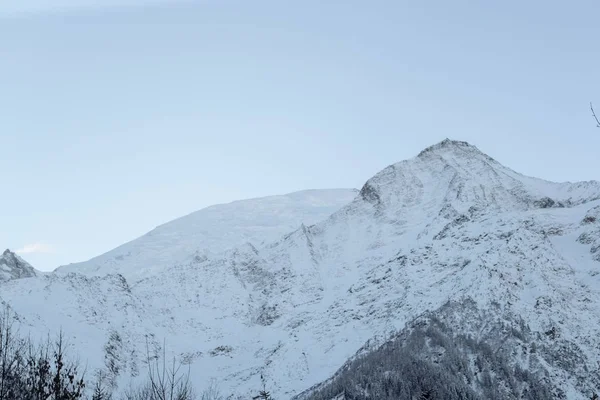 Montagne alpine innevate — Foto Stock