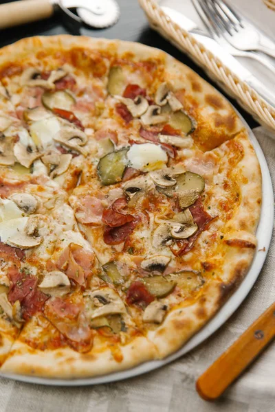 Ser do pizzy z pieczarkami, boczkiem i ogórki — Zdjęcie stockowe