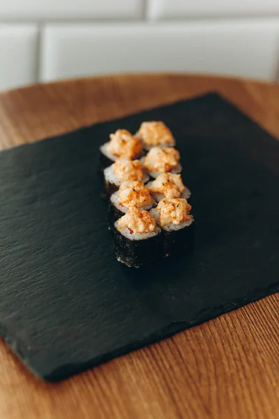 Rotoli di sushi Maki con salmone fritto — Foto Stock