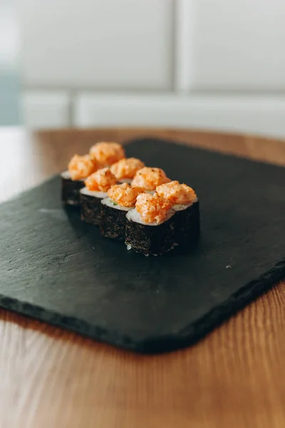 Rotoli di sushi Maki con salmone fritto — Foto Stock