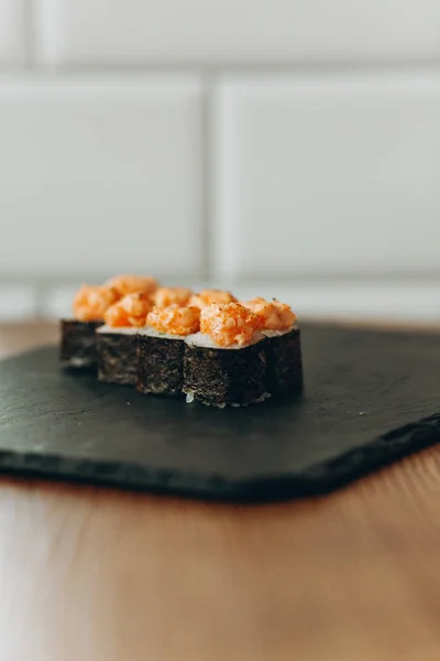 Rotoli di sushi Maki con salmone fritto — Foto Stock