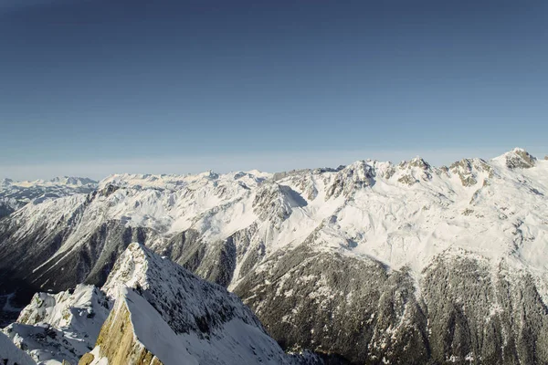 Montanhas alpinas cobertas de neve — Fotografia de Stock