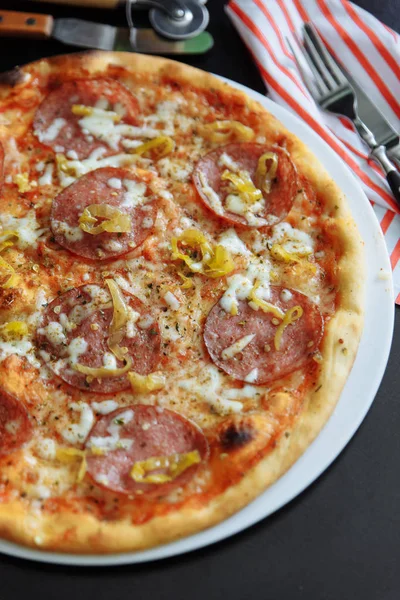 Käse-Pizza mit Salami und Paprika — Stockfoto