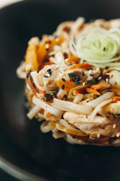 Chinese noodles with chicken — Stock Photo, Image