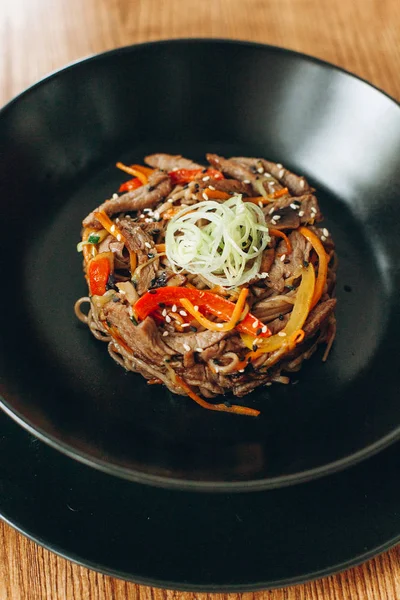 Tagliatelle cinesi con braciole di maiale — Foto Stock