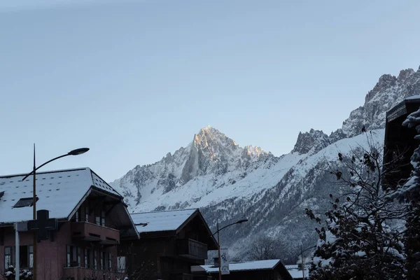 Casette e rifugi situati nella valle della montagna — Foto Stock