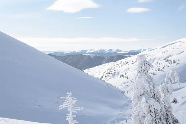 Nevadas montañas alpinas — Foto de Stock