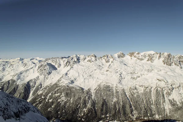雪をかぶったアルプスの山々 — ストック写真