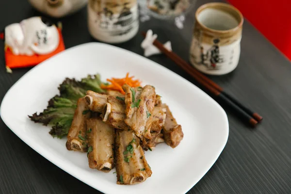 Gebratene Schweinekoteletts mit Karotten und Salat — Stockfoto