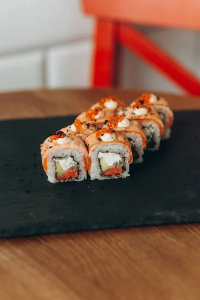 鮭とキュウリの巻き寿司 — ストック写真