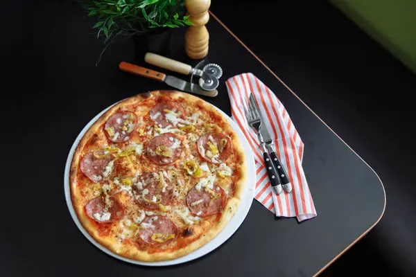 Pizza de queijo com salame e pimentão — Fotografia de Stock