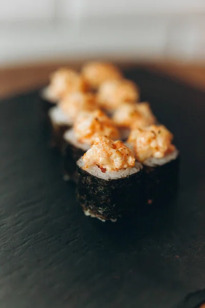 Maki sushi rolls with fried salmon — Stock Photo, Image