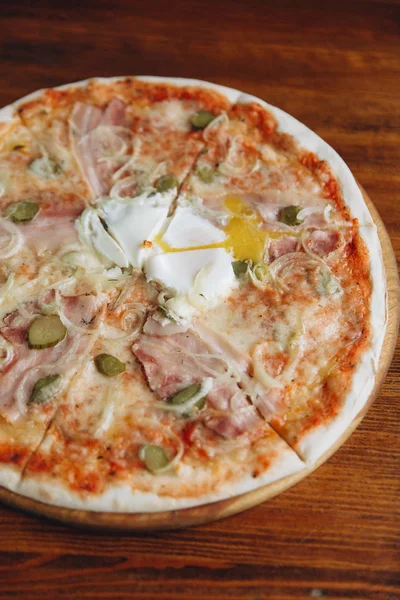 Pizza con pepinillos y jamón — Foto de Stock