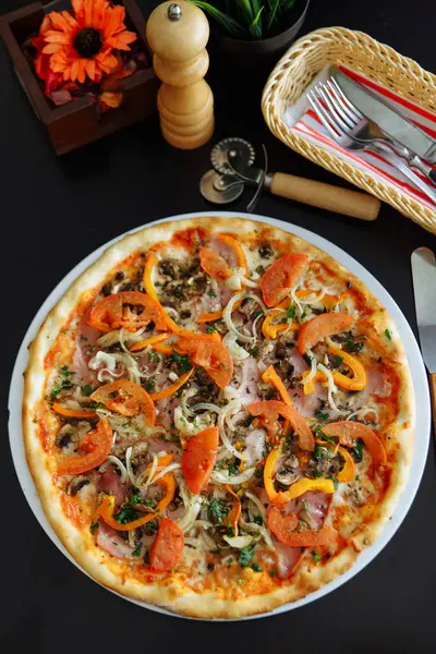 Ser do pizzy z szynką i zioła — Zdjęcie stockowe
