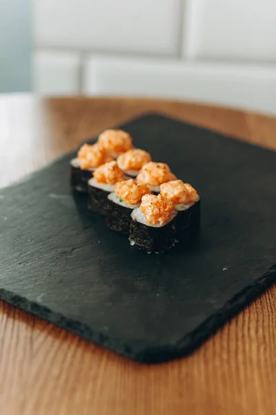 Rotoli di sushi Maki con salmone fritto — Foto Stock