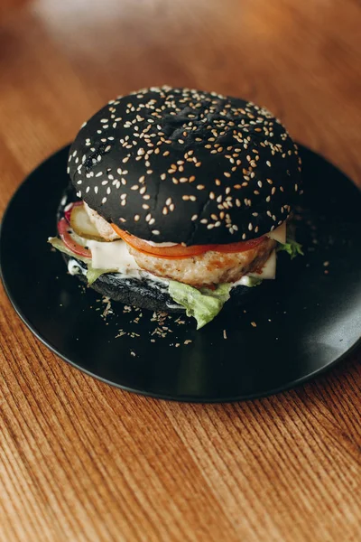 Black Burger mit Hackschnitzel und Tomaten — Stockfoto