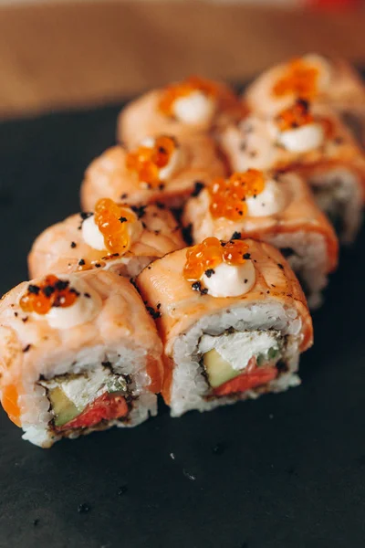 Maki sushi bułki z łososiem i ogórkiem — Zdjęcie stockowe