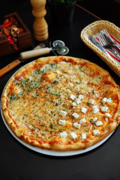Ser do pizzy z sosem feta i pomidorami — Zdjęcie stockowe