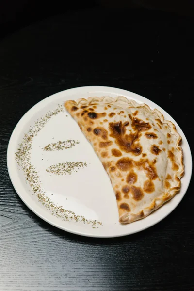 Empanada chilena recheada com presunto e queijo — Fotografia de Stock