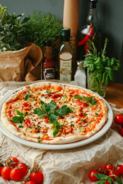 Pizza mantar, turşu ve otlar