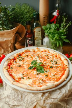 Domatesli ve peynirli pizza.