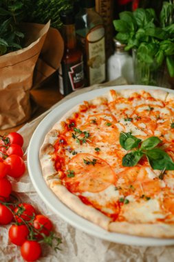 Domatesli ve peynirli pizza.