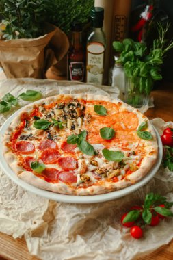 Pizza chorizo, mantar ve deniz ürünleri