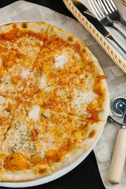 Peynirli pizza otlar ve domates sosu ile