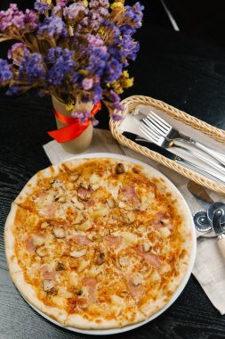 Ananas, jambon ve tavuk peynirli pizza